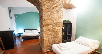 Campo De Fiori Grotto Apartment