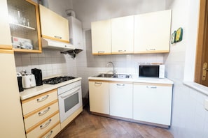 Apartment | Private kitchen - Campo De Fiori Large Family Apartment (Rome)