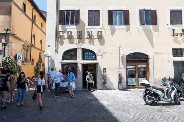 Exterior - Campo De Fiori Large Family Apartment (Rome)
