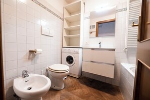 Bathroom - Campo De Fiori Large Family Apartment (Rome)