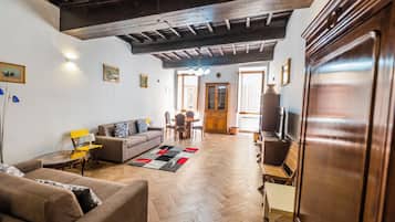 Large Family 1 BR Apt (Via dei Cappellari 126) | Zona de estar | Smart TV de 40 pulgadas con canales digitales