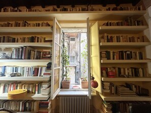 Unique 2 BR Apt (Giglio 18) | Área de sala de estar | Smart TV de 40 pulgadas con canales digitales