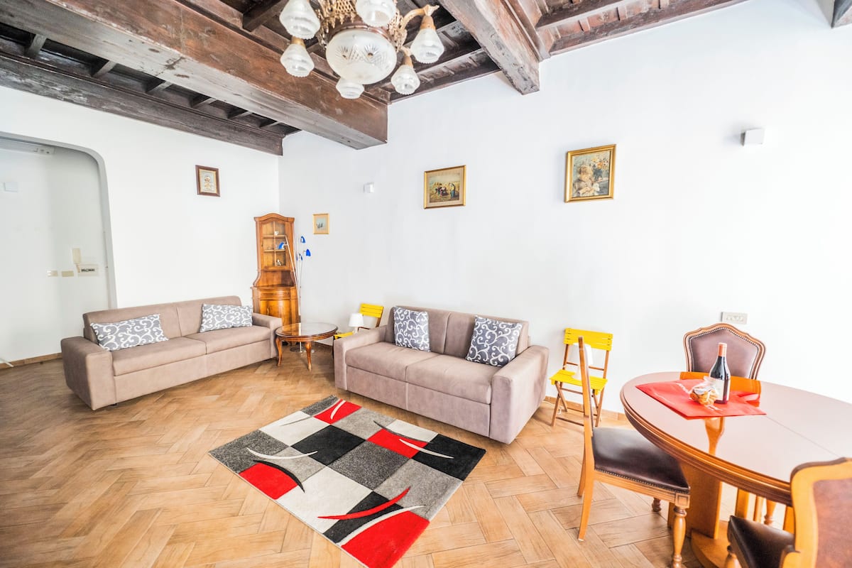 Large Family 1 BR Apt (Via dei Cappellari 126) | Oppholdsområde | En 40-tommers smart-TV med digitale kanaler