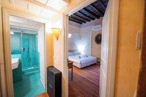 Unique 2 BR Apt (Giglio 18) | Baño | Secadora de cabello, bidet, toallas, jabón 