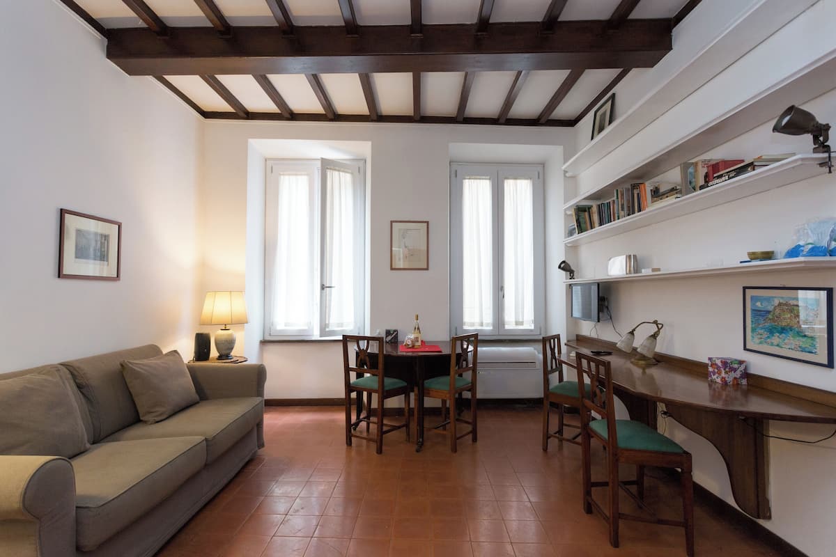 Lovely 1 BR Apt (Via Balestari 10A) | Oppholdsområde | En 40-tommers smart-TV med digitale kanaler