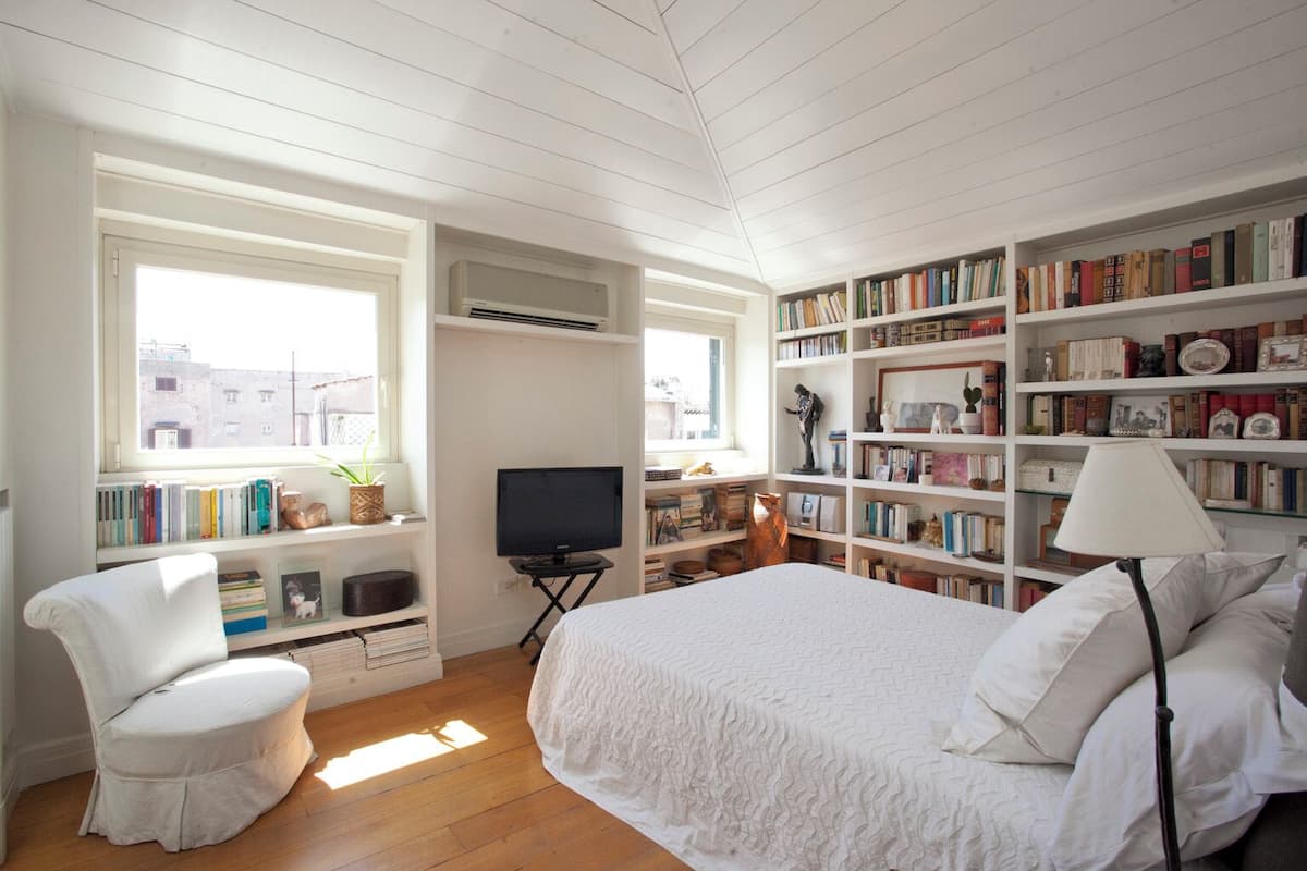 Splendid 2 BR Penthouse (Via del Pellegrino 16) | Strykejern/-brett, wi-fi (inkludert) og individuelt dekorert