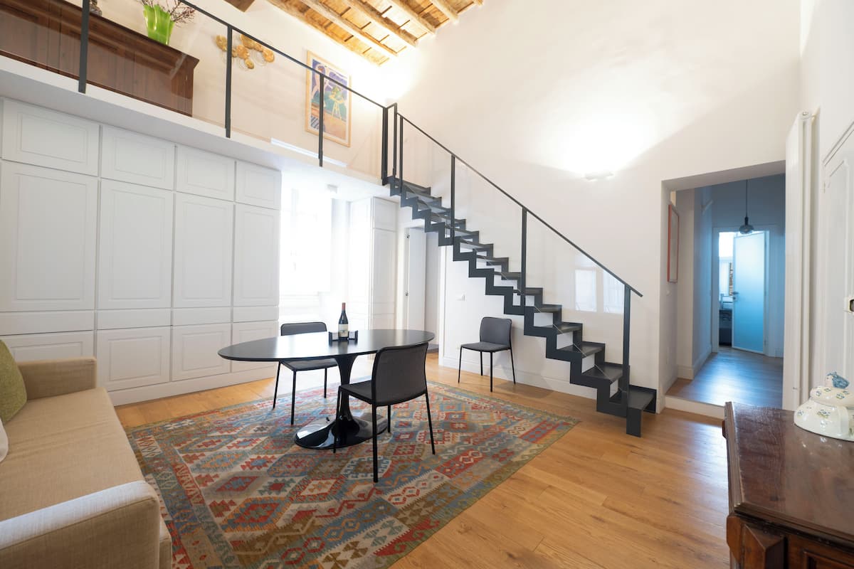 Charme and Style 1 BR (Via dei Chiavari 6) | Oppholdsområde | En 40-tommers smart-TV med digitale kanaler