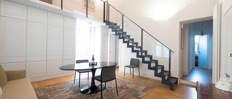 Charme and Style 1 BR (Via dei Chiavari 6) | リビング エリア | 40 インチのスマートテレビ (デジタル放送視聴可)