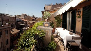 Splendid 2 BR Penthouse (Via del Pellegrino 16) | Teras/patio