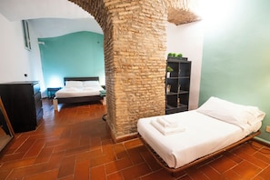 Grotto Studio Apt (Vicolo della Madonnella 2A) | Decoración personalizada y muebles diferentes