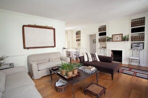 Splendid 2 BR Penthouse (Via del Pellegrino 16) | Living area