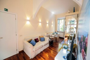 Apartment | Living area | 40-cm TV with satellite channels - Colosseum 2Br Elegance And Charm (Rome)