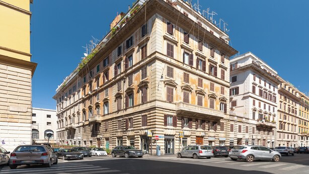 A historic building with multiple floors, large windows, and a prominent entrance. - Cozy And Comfy Apartment At Esquilino (Rome)