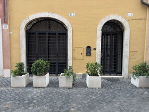 Front of property - Via Giulia Apartments (Rome)