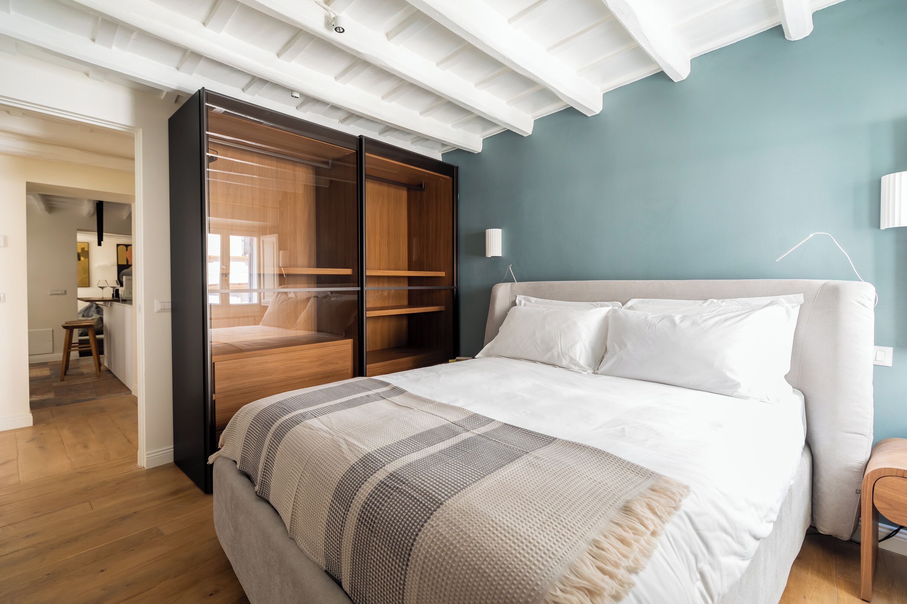 Ein Schlafzimmer mit einem Bett, einem Kleiderschrank und einem Nachttisch.