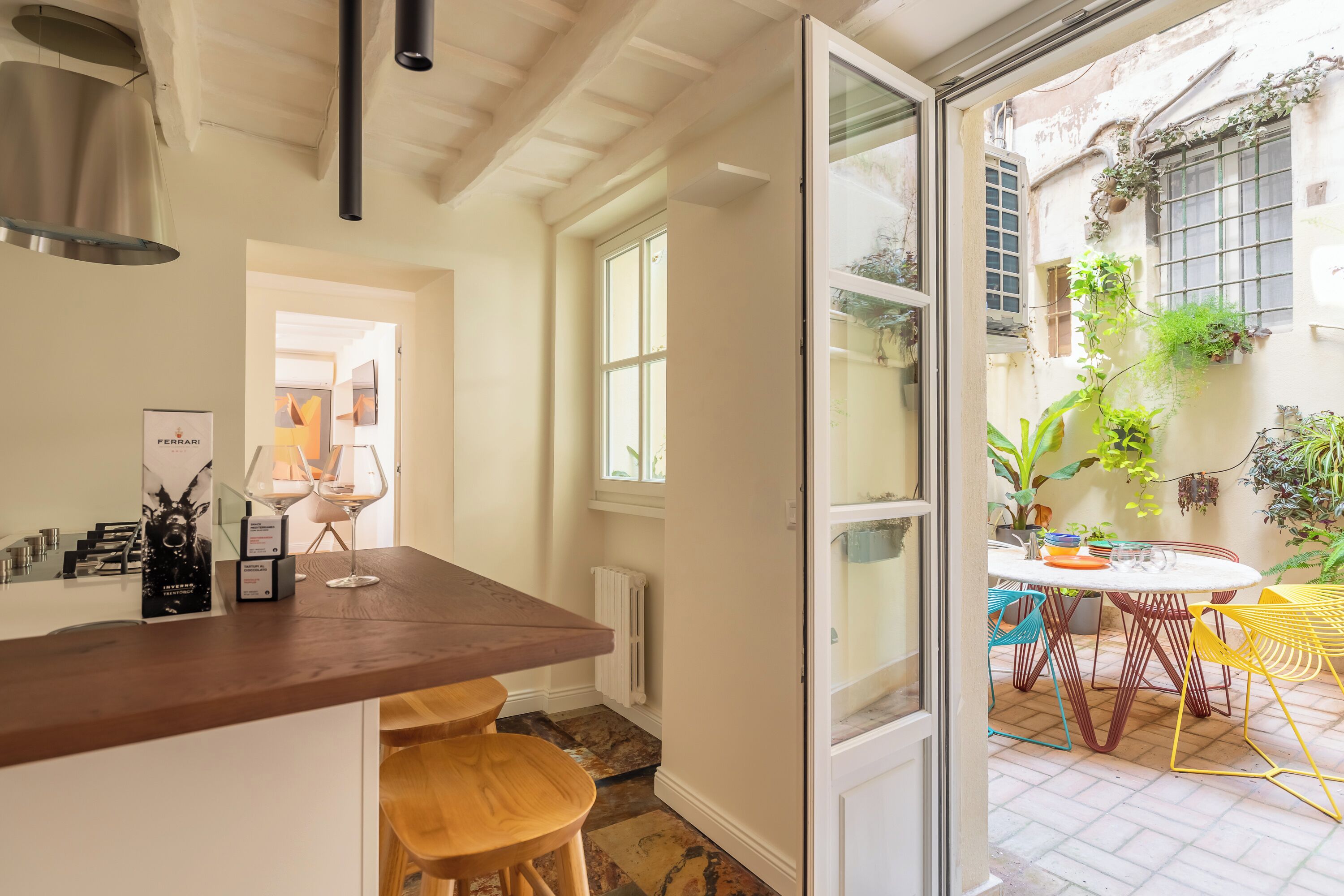 Elegance And Charm 2 Bedroom Apartment (via Giulia 69) | Private kitchen | Paper towels