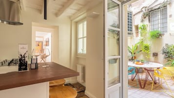 Elegance And Charm 2 Bedroom Apartment (via Giulia 69) | Private kitchen | Paper towels