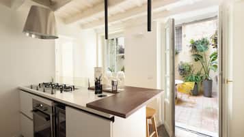 Elegance And Charm 2 Bedroom Apartment (via Giulia 69) | Private kitchen | Paper towels