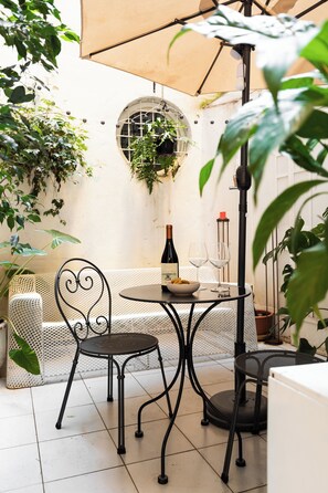 Chic and style 2 Bedroom Apartment with patio (Via Giulia 171) | Terraza o patio