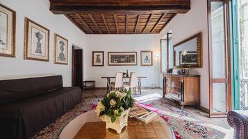 Charming 1 Bedroom Apartment with Balcony (Via Giulia 116) | Area soggiorno | TV 40 pollici con canali digitali