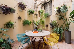 Elegance And Charm 2 Bedroom Apartment (via Giulia 69) | Terraza o patio