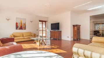 Apartment | Living area | 39-inch TV with digital channels