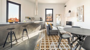 Una cocina moderna con barra, una mesa de comedor y un sofá.
