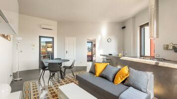 Fantastic Penthouse over the Roman Sky (Via Daniello Bartoli 24) | Area soggiorno | TV 40 pollici con canali digitali