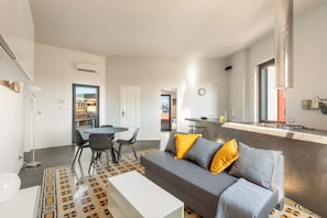 Fantastic Penthouse over the Roman Sky (Via Daniello Bartoli 24) | Opholdsområde | 40-tommers tv med digitale kanaler