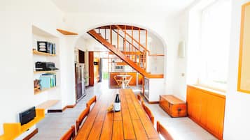 Lovely 2Br House In Beautiful Green Area (Via Ambrogio Traversari 104) | Wohnbereich | 40-Zoll-Fernseher mit Digitalempfang