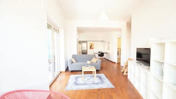 Lightsome and Large Family Apartment (Via Lorenzo Valla 18) | Area soggiorno | TV 40 pollici con canali digitali