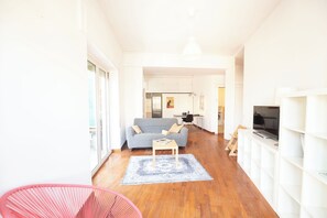 Lightsome and Large Family Apartment (Via Lorenzo Valla 18) | Nappalirész | Tévé