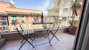 Lightsome and Large Family Apartment (Via Lorenzo Valla 18) | Terrasse/Patio