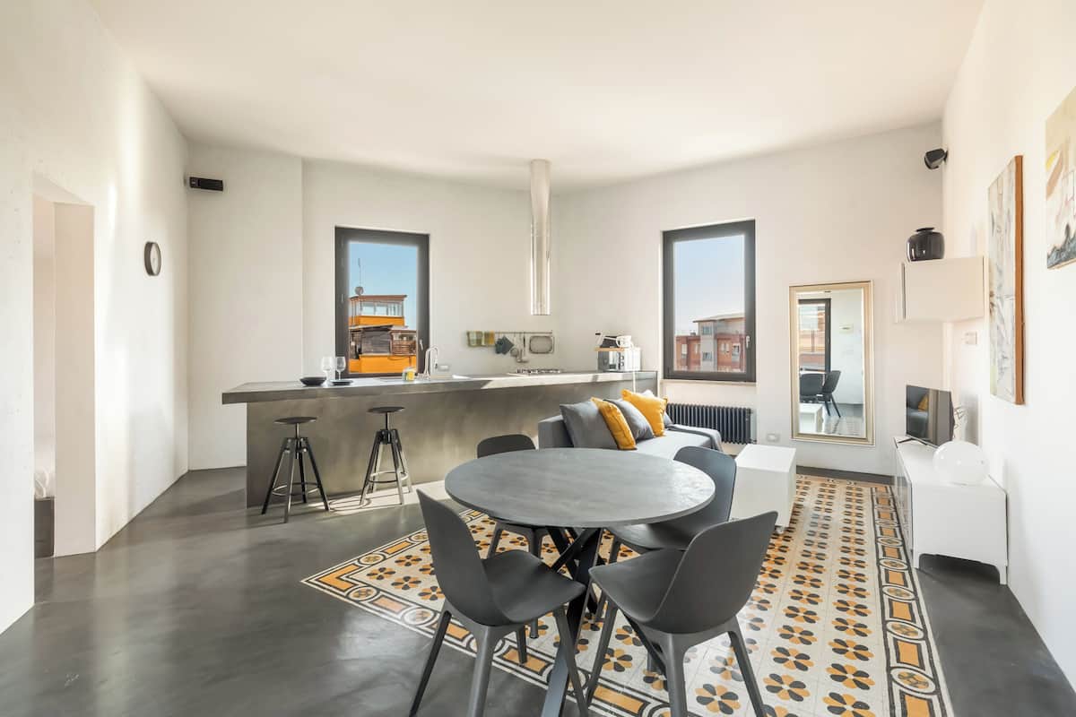 Fantastic Penthouse over the Roman Sky (Via Daniello Bartoli 24) | Woonruimte | Een 40-inch televisie met digitale zenders