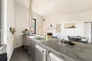 Fantastic Penthouse over the Roman Sky (Via Daniello Bartoli 24) | Eget kök | Pappersservetter