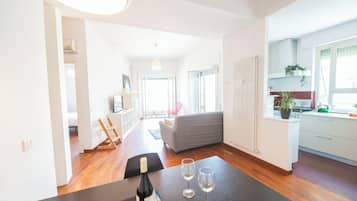 Lightsome and Large Family Apartment (Via Lorenzo Valla 18) | Wohnbereich | 40-Zoll-Fernseher mit Digitalempfang