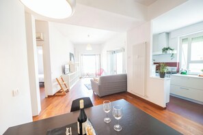 Lightsome and Large Family Apartment (Via Lorenzo Valla 18) | Area soggiorno | TV 40 pollici con canali digitali