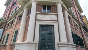 A historic building with a prominent entrance, columns, and a balcony. - Lovely And New Apartment Near Termini Station  (Rome)