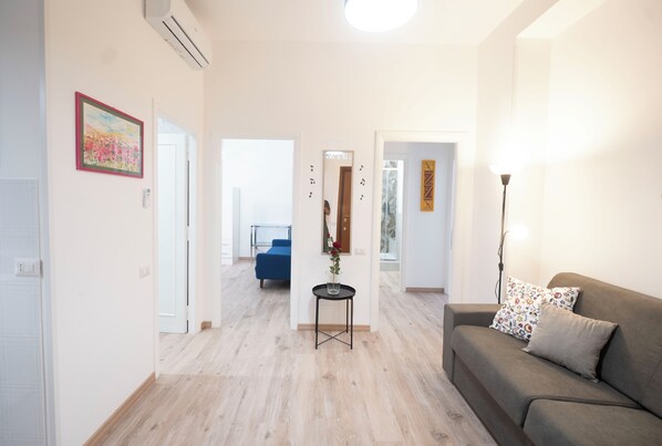 Apartment | Wohnbereich | 40-Zoll-Fernseher mit Digitalempfang