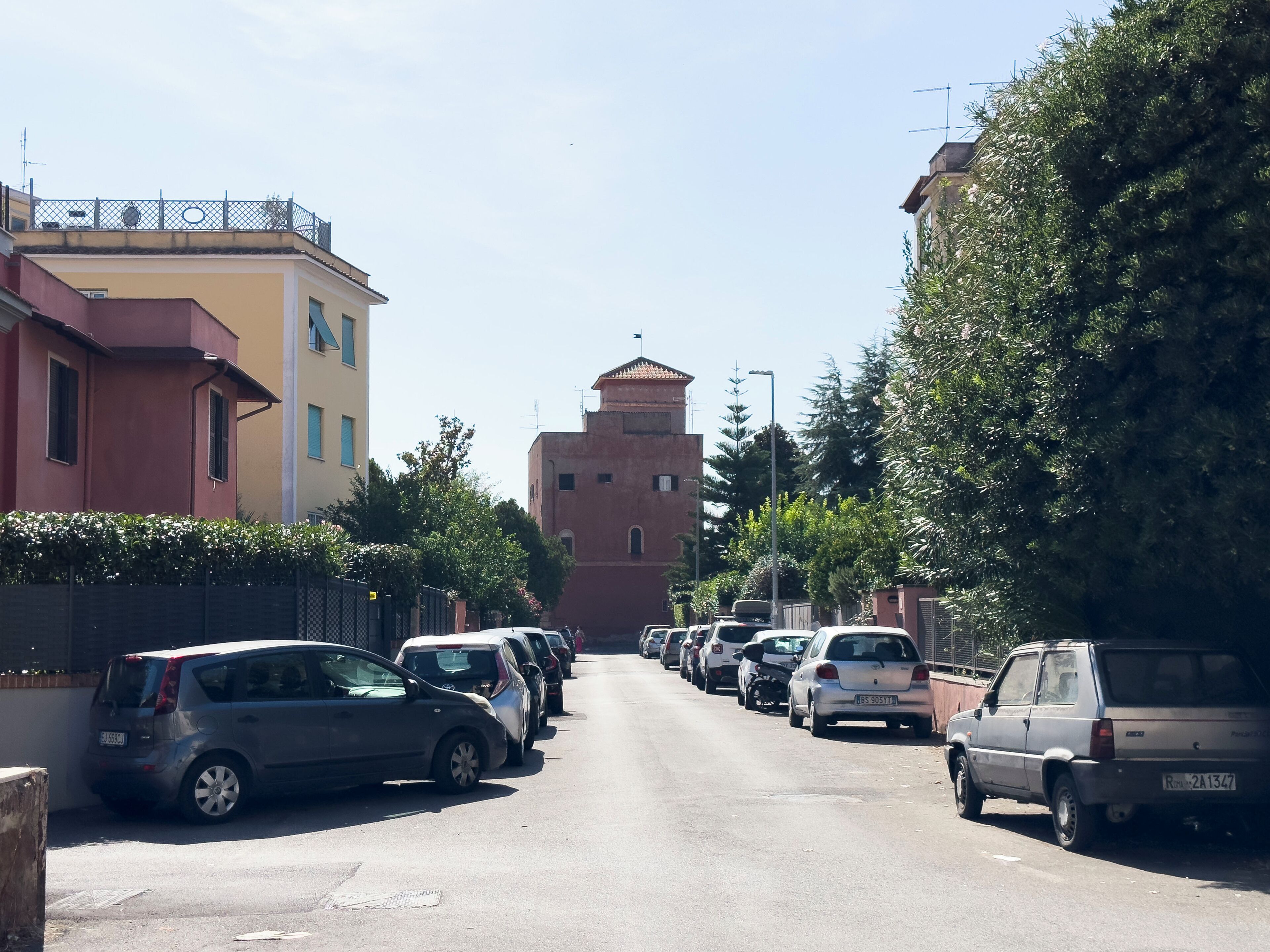 Eine Straße mit parkenden Autos und Gebäuden.