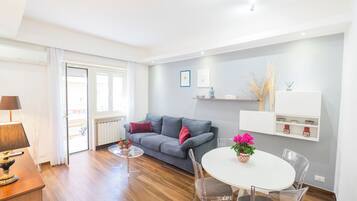 Apartment | Wohnbereich | 40-Zoll-Fernseher mit Digitalempfang