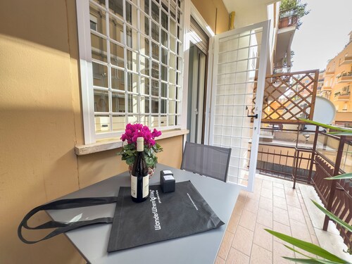 Lovely Design Apartment With Balcony 