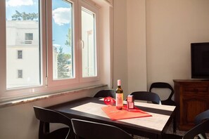 40–tuumainen televisio, jossa digitaalikanavat
