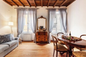 Monti Charming Amphora Apartment (Via Urbana 120) | Living area | 40-inch Smart TV with digital channels - Monti  Apartments (Rome)