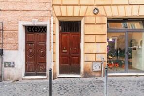 Front of property - Monti Apartments (Rome)