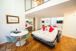 Spanish Steps Romantic Nest with Balcony (Via Gregoriana 46) | Living area - Spanish Steps Apartments (Rome)