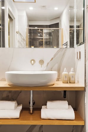 Spanish Steps Modern Gem 1BR (Via della Vite 23) | Badezimmer | Dusche, Haartrockner, Bidet, Handtücher