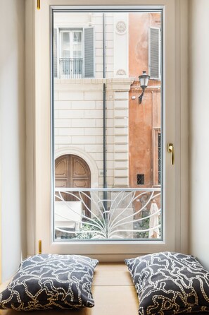 Spanish Steps Modern Gem 1BR (Via della Vite 23) | Living area