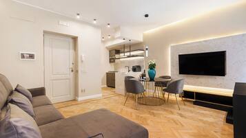 Spanish Steps Modern Gem 1BR (Via della Vite 23) | Area soggiorno