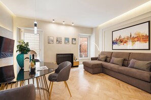 Spanish Steps Modern Gem 1BR (Via della Vite 23) | Living area - Spanish Steps Apartments (Rome)
